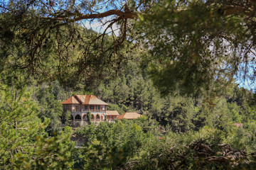 Geb&auml;ude Architektur im Wald an einem H&uuml;gel