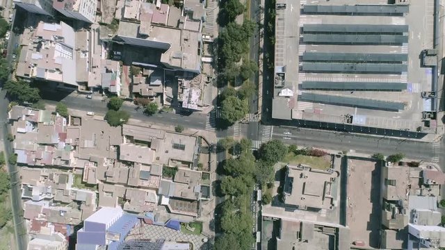 Vuelo de drone sobre ciudad de Lima, en el distrito de Miraflores con las calles vac&iacute;as, video realizado en pandemia.