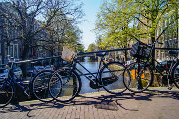Fototapeta na wymiar Canales de Amsterdam