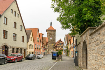 Rothenburg ob der Tauber ist berühmt für die Fachwerkhäuser und den mittelalterlichen Charme. Es ist von Türmen und einer Stadtmauer umgeben. Touristen kommen aus aller Welt, um die Altstadt zu besich