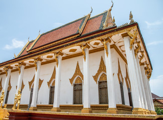 Fototapeta na wymiar Wat Kamphaeng, a buddhist temple of Battambang, Cambodia