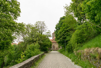 Die historische Altstadt von Rothenburg ob der Tauber in Mittelfranken (Bayern) ist von einer mittelalterlichen Stadtmauer umgeben. Zum Teil wird die Stadt auch als 