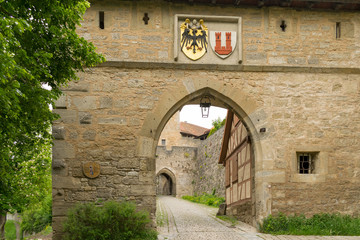 Fototapeta premium Die historische Altstadt von Rothenburg ob der Tauber in Mittelfranken (Bayern) ist von einer mittelalterlichen Stadtmauer umgeben. Zum Teil wird die Stadt auch als 