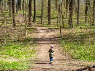 Obraz premium child in the woods on a scooter