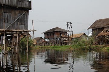 Fototapeta na wymiar Casas flotantes en birmania