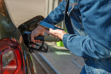 Refueling a car and paying using the application on a smartphone.