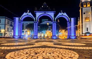 Obraz premium Ponte Delgada, Azores. Historical gate of the city at night.