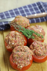 tomates farcies crues sur une table