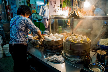 Roadside Chinese Dumpling Restaurant in the Ladies Market Area, Tung Choi Street, Mong Kok, Kowloon, Hong Kong - obrazy, fototapety, plakaty
