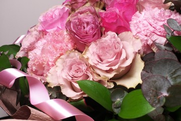ピンクのバラのフラワーアレンジメント - Pink roses in flower arrangement