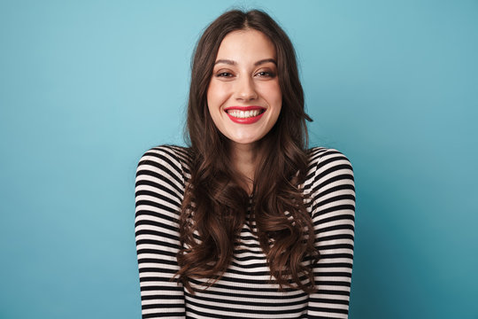 Image of happy caucasian woman smiling and looking at camera