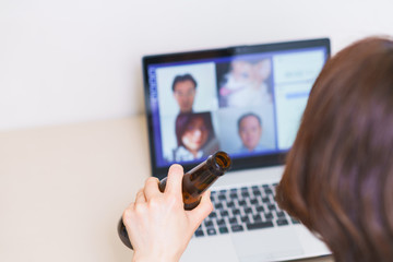 新しいライフスタイル　オンライン飲み会　オンライン　宴会　家飲み　ビデオチャット　外出自粛　コロナ