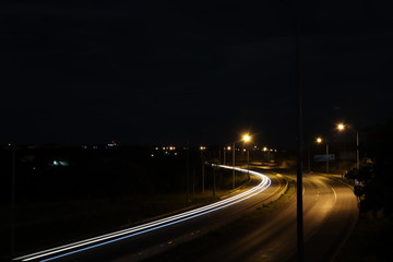 Escrevendo com faróis e lanternas na estrada a noite