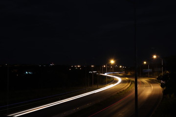 Fototapeta na wymiar Luzes de carros a noite na estrada