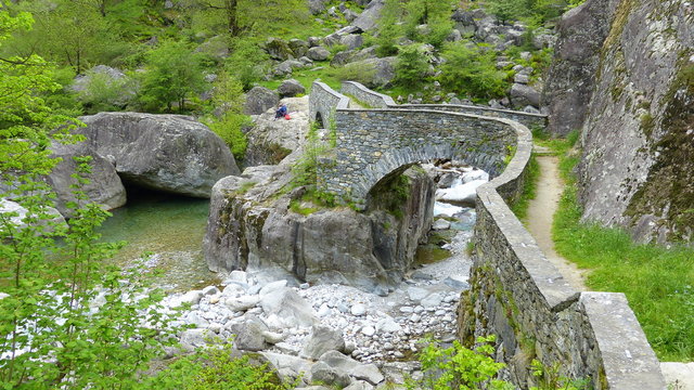 wildromantisches Maggiatal mit Felsen und B&auml;umen im Tessin