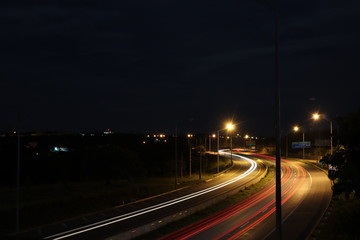 Fototapeta na wymiar Escrevendo com faróis e lanternas na estrada a noite
