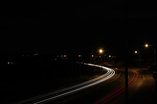Luzes de carros a noite na rodovia