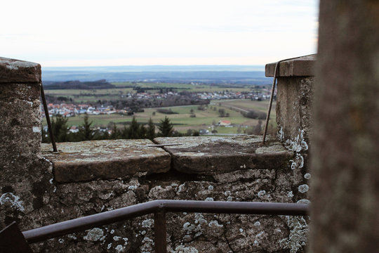 Katzenbuckel Turm Blick &uuml;ber Hochebene Waldbrunn, H&ouml;chster Berg im Odenwald 626 m &uuml; NN.