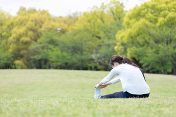 運動前の準備運動をする若い女性