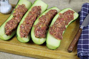 courgettes farcies crues sur une planche à découper