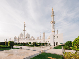 Fototapeta na wymiar Sheikh Zayed Grand Mosque, Abu-Dhabi, UAE