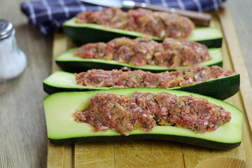 courgettes farcies crues sur une planche à découper