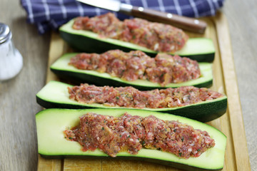 courgettes farcies crues sur une planche à découper