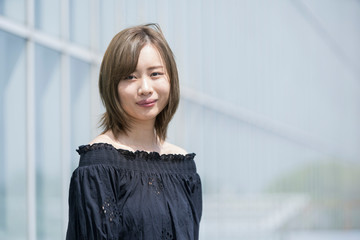 Fototapeta premium 屋外での女性ポートレート