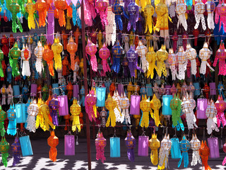 Obraz premium Colorful lamp paper hanging background.