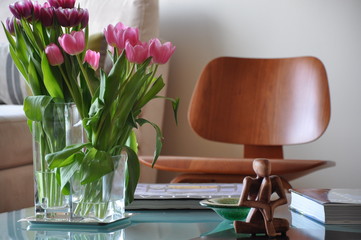 Habitación con flores y silla de diseño moderno