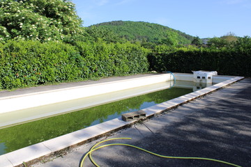 Piscine sale, à rénover