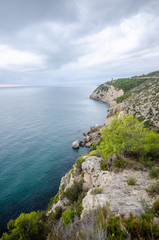 Paisajes al amanecer de la costa de Peñíscola y la sierra de irta con acantilados, naturaleza mar