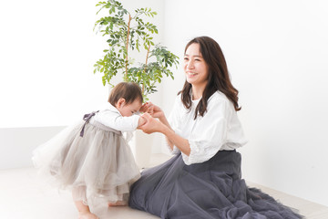お母さんと家で遊ぶ赤ちゃん