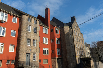 Casas góticas fotografía calle. Uk Edimburgo. Casa de color rojo, mañana soleada y luz natural.