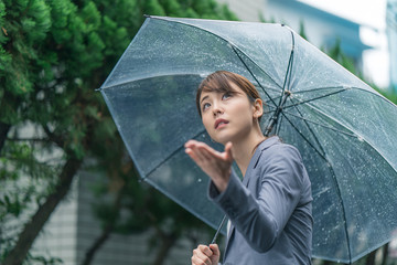 雨・傘・女性