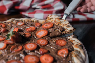 Pizzas, forno à lenha. 