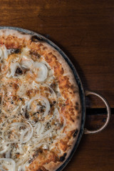 Pizzas, forno à lenha. 