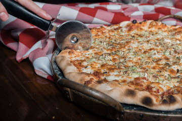 Pizzas, forno à lenha. 