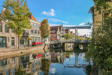 Fototapeta na wymiar Traditionelle Zugbrücke am Kanal in in Alkmaar, Holland