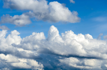 Naklejka premium different shapes of clouds in the blue sky. cloud background.