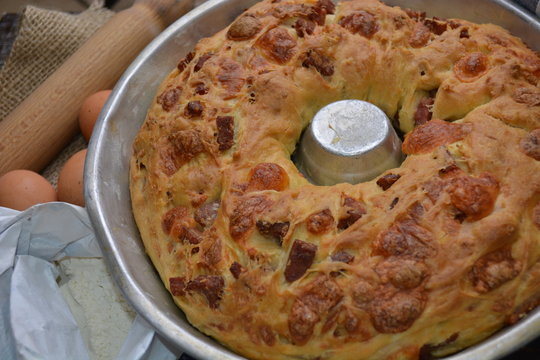 tradizionale torta salata napoletana tortano con salame e formaggio e pepe e sugna cibo italiano