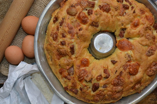 tradizionale torta salata napoletana tortano con salame e formaggio e pepe e sugna cibo italiano