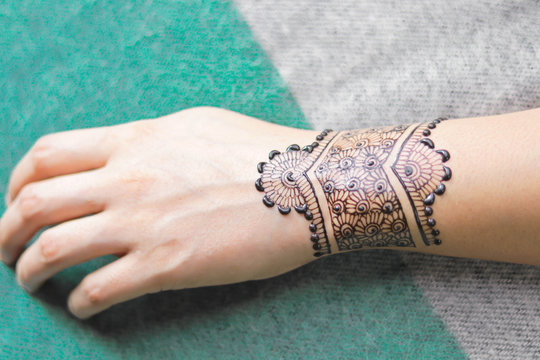 Unique Back Hand Mehndi Designs For The Bridesmaids! | WedMeGood