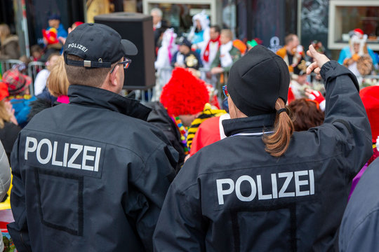Zwei Polizeibeamte an Karneval