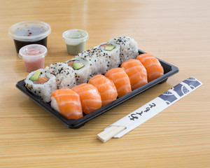 sushi variado, nigiri, uramaki salmon