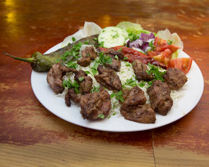 kebab al plato con arroz y ensalada