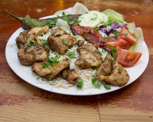 comida arabica, kebab al plato con arroz y ensalada