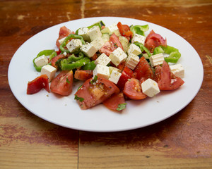 ensalada , queso, pimiento, tomate