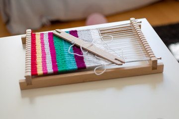 Vorschul Webrahmen zu Hause fertig weben