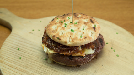 hamburguesa casera, carne, cebolla caramelizada y queso